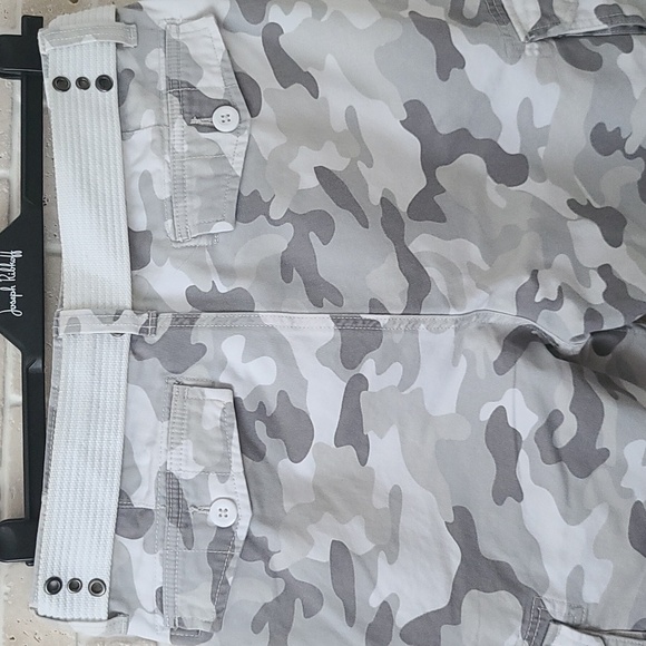 Guess Men's Camo Gray and White Cargo Belted Shorts (Sz 32) - Picture 4 of 11